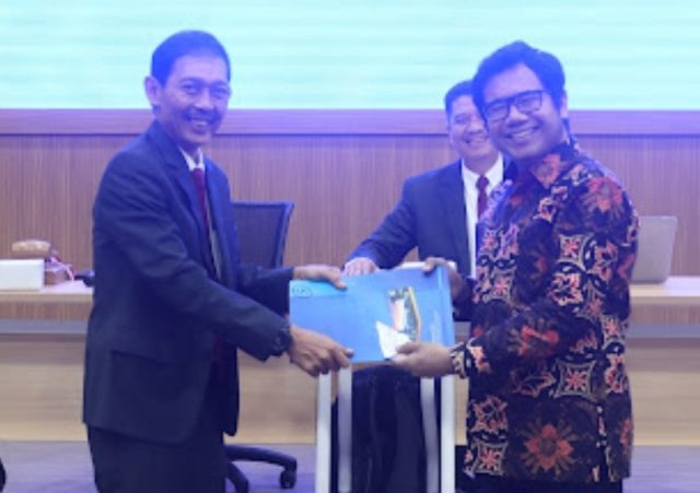 Ketua Senat Untirta H.E Rahmat Taufik, SE, MM., M.Si., Ph.D. bersama Ketua Panitia Pemilihan Rektor (Pilrek) Untirta masa jabatan tahun 2023-2027, Prof. Dr. Suwaib Amirudin.