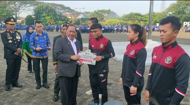 Ketua KONI Banten Edi Ariadi memberikan bonus kepada atlet yang berprestasi di Sea Games 2023.