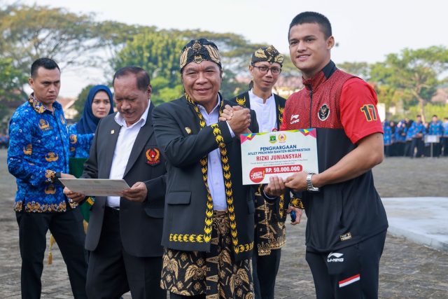 Pj Gubernur Banten Al Muktabar didampingi Kepala Dispora Banten Ahmad Syaukani memberikan bonus untuk atlet berprestasi pada Sea Games 2023.