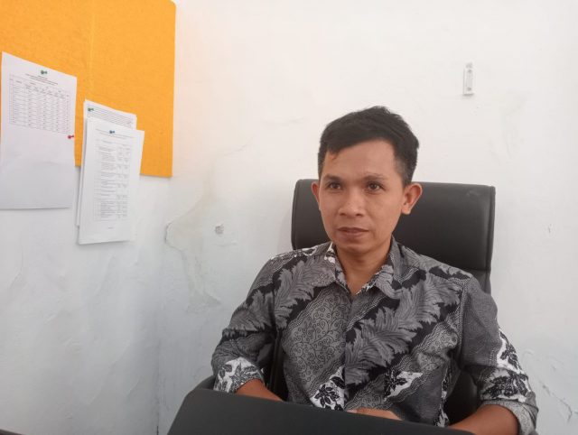 Plt Ketua KPU Pandeglang Ahmadi saat memberikan keterangan pada wartawan.