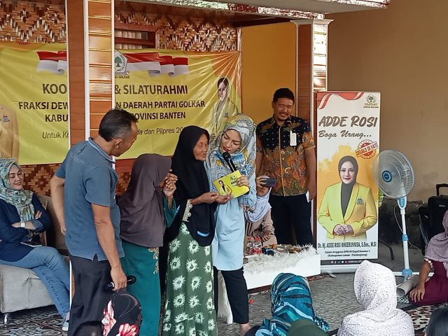 Anggota DPR RI Adde Rosi Khoerunnisa saat mengunjungi Desa Panancangan, Kecamatan Cibadak, Kabupaten Lebak, Banten. (foto: Sandi/bantennews.co.id)