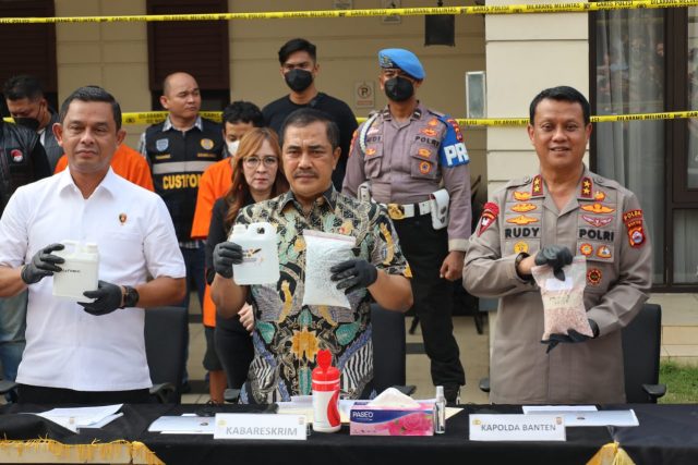 Ungkap kasus pabrik ektasi di Kabupaten Tangerang, Banten.