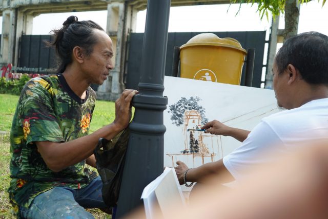 Komunitas scatcher membuat sketsa di Bandungan Pamarayan, Kabupaten Serang dalam rangka napak tilas Bung Karno.