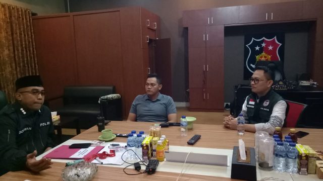 Komnas Anak Provinsi Banten berdiskusi dengan Kapolresta Serang Kombes Pol Sofean Hermanto terkait penanganan kasus tawuran antarpelajar di Kota Serang.