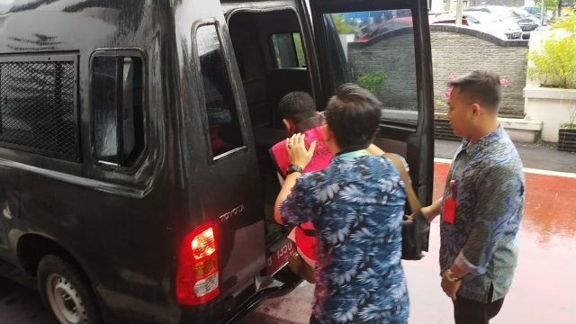 Aklani, bekas Kepala Desa Lontar, Kecamatan Tirtayasan digelandang ke dalam mobil tahanan.