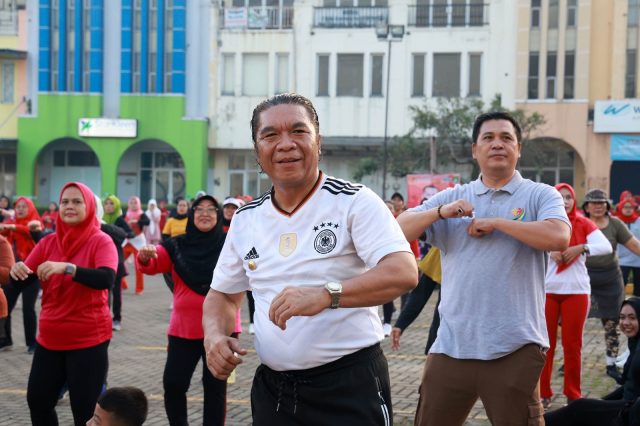 Penjabat (Pj) Gubernur Banten Al Muktabar mengikuti senam pagi Komite Olahraga Rekreasi Masyarakat Indonesia (KORMI) Provinsi Banten di halaman parkir, CBD Mall, Ciledug, Kota Tangerang.