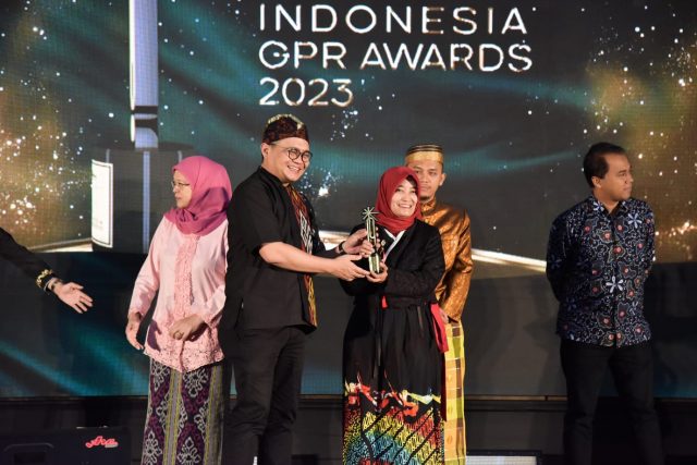 Koordinator Humas dan Kerja Sama Veronika Dian Faradisa menerima penghargaan The 1″ Indonesia GPR Awards (IGA) 2023.