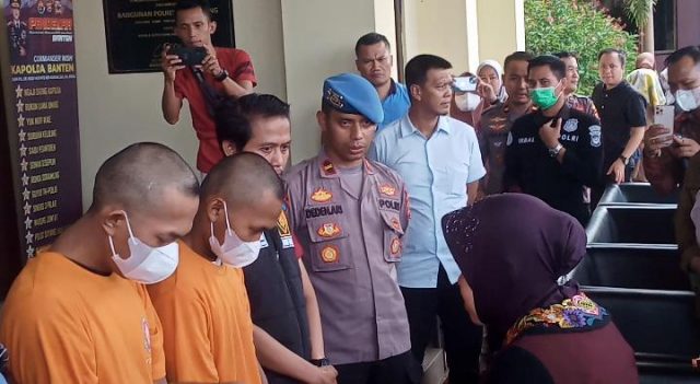 Tersangka BC da AI saat berbincang dengan Mentri Sosial Republik Indonesia Tri Rismaharini terkait kasus Tindak Pidana Perdagangan Orang di Mapolres Pandeglang - foto istimewa