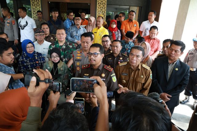 Kepala Kejaksaan Tinggi (Kajati) Banten Didik Farkhan Alisyahdi menyerahkan beras rampasan sebanyak 57,15 ton kepada Pemerintah Provinsi (Pemprov) Banten.