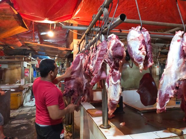 Pedagang daging di Pasar Rangkasbitung. (Sandi/Bantennews.co.id)