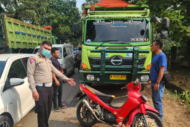 Dumptruk tanah Kecelakaan di Jalan Raya Serang-Pandeglang tepatnya Palima Kelurahan Palima Kecamatan Curug, Kota Serang.