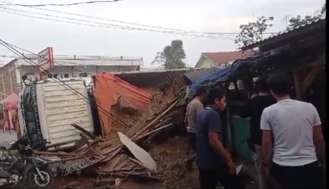 Dumptruk urukan tanah terguling di Jalan Syeh Nawawi Al Bantani, Cipocok Jaya, Kota Serang.