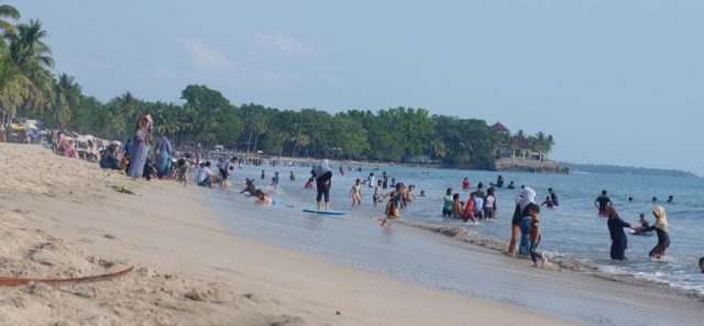 Wisatawan padati wisata pantai Anyar, Kabupaten Serang.(Iyus/bantennews.co.id)