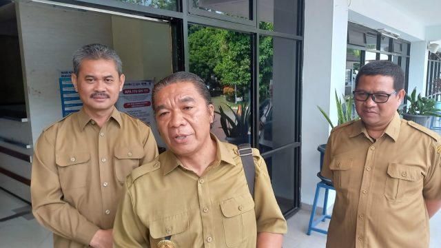 Pj Gubernur Banten Al Muktabar ditemani Kepala Dindikbud Provinsi Banten Tabrani.
