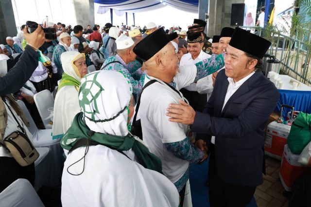 Pj Gunernur Banten Al Muktabar menyambut kedatangan jemaah haji. (Ist)