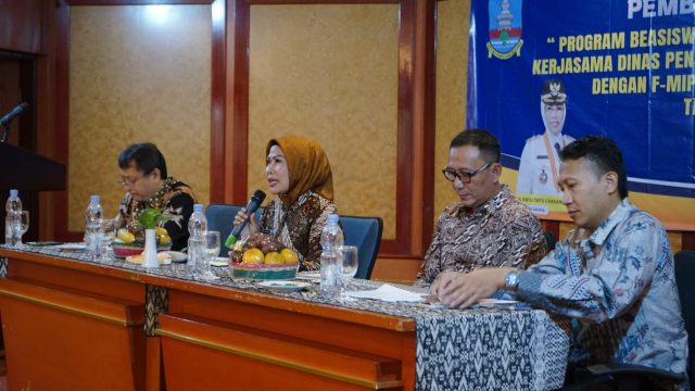 Bupati Serang Ratu Tatu Chasanah memberikan pengarahan kepada 30 calon penerima beasiswa pascasarjana dari Pemerintah Kabupaten (Pemkab) Serang.