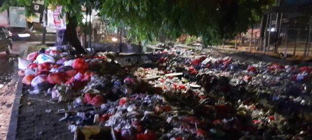 Kondisi kali Cikepuh yang dipenuhi sampah rumah tangga dan sisa limbah Pasar Induk Rau, Kota Serang. (Foto: Audindra/BantenNews.co.id)