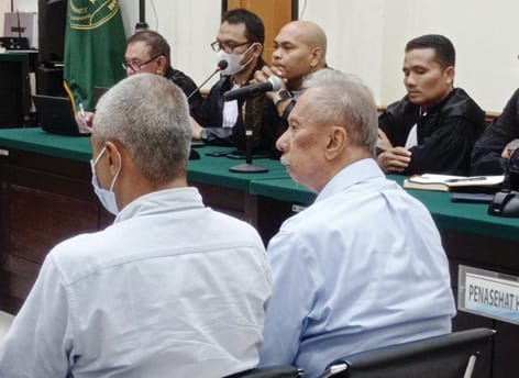 Mantan Ditur PT KS Mantan Direktur Utama PT KS Fazwar Bujang (kanan) saat menjalani persidangan di Pengadilan Tipikor Serang.