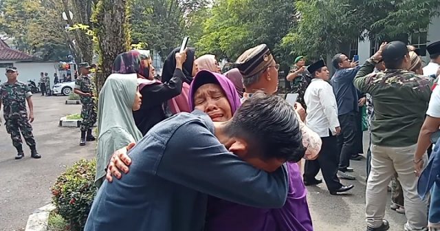 Tangis haru keluarga mewarnai kepulangan jemaah haji asal Kabupaten Lebak yang baru tiba di halaman Pendopo Pemda Lebak, Jumat (21/7/2023).