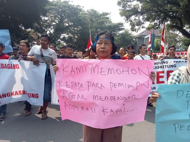 Ratusan pedagang kaki lima (PKL) Pasar Rangkasbitung menggelar aksi unjuk rasa di depan kantor DPRD Kabupaten Lebak.
