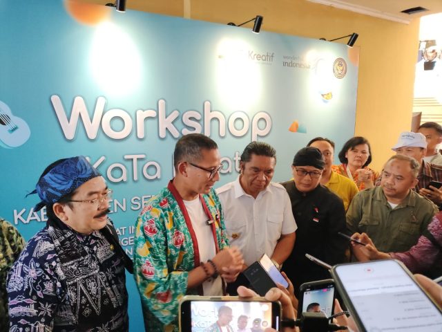 Menteri Pariwisata dan Ekonomi Kreatif Sandiaga Salahuddin Uno didampingi Pj Gubernur Banten Al Muktabar dibplaza aspirasi, KP3B, Kota Serang.