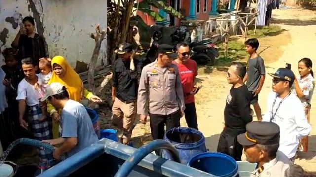 Ketua DPRD Pandeglang Tb. Udi Juhdi (memakai kaos hitam) saat menyalurkan bantuan air bersih untuk warga di Kecamatan Patia, Kabupaten Pandeglang.