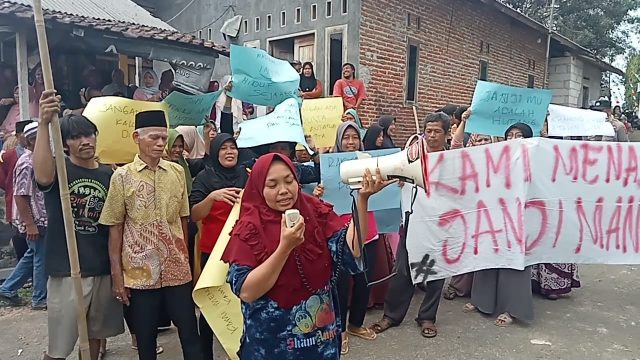 Demo warga Puluhan warga Desa Mekarjaya, Kecamatan Cimarga, Kabupaten Lebak, Banten, menggelar aksi unjuk rasa di depan Kantor Desa Mekarjaya, Senin (28/8/2023).