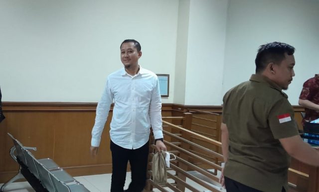 Karyawan BRI Nurhasan Kurniawan yang membobol uang nasabah prioritas sebesar Rp8,5 milliar menjalani sidang di Pengadilan Negeri Serang.