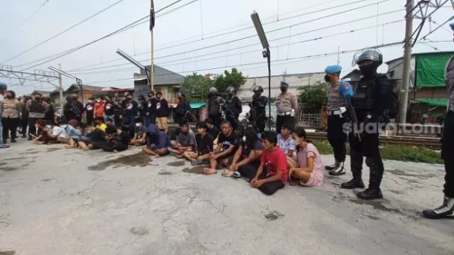 13010-26-orang-ditangkap-saat-polisi-melakukan-penggerebekan-sarang-narkoba-di-kampung-bahari-jakut