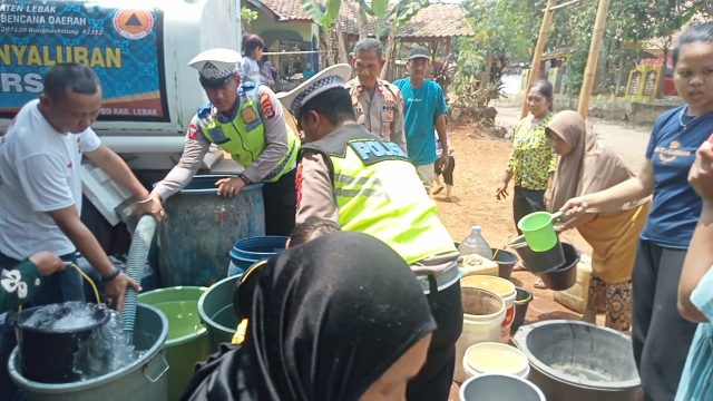 Warga Kampung Karees, Desa Pasir Tangkil, Kecamatan Warunggunung, Kabupaten Lebak, saat mengantre air bersih yang disediakan oleh pihak Satlantas Polres Lebak.