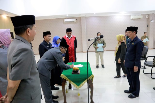 Sekretaris Daerah Kabupaten Pandeglang Ali Fahmi Sumanta melantik dan mengambil sumpah lima pejabat pimpinan tinggi pratama esselon IIB di Oproom Sekretariat Daerah.