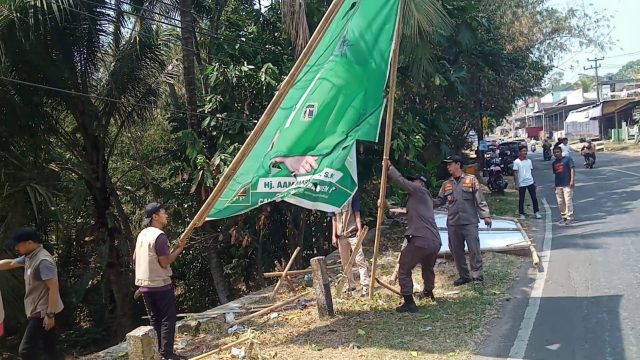 Bawaslu bersama Satpol PP Pandeglang menertibkan alat peraga kampanye.