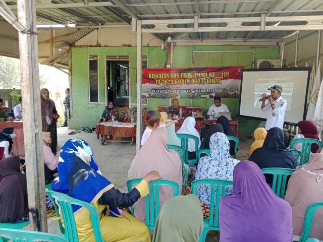 IMG-20230927-WA0055 TNI Manunggal Membangun Desa (TMMD) ke-118 Kodim 0603/Lebak melaksanakan juga kegiatan non fisik, diantaranya memberikan penyuluhan pertanian kepada masyarakat di Desa Parungkujang.