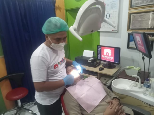 Serikat Tukang Gigi Indonesia (STGI) Provinsi Banten yang bekerjasama dengan para alim ulama melaksanakan bakti sosial pemeriksaan dan pemasangan gigi palsu bagi kiyai yang berada di Kabupaten Lebak.