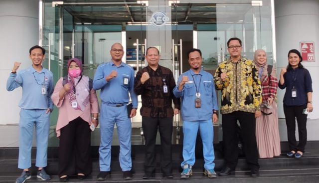 Kepala Kantor Bahasa Banten, Asep Juanda (batik tengah) bersama tim bertemu jajaran perwakilan Krakatau Posco.
