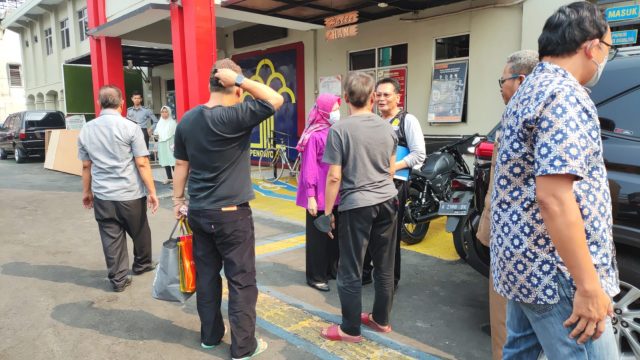 Keluarga dan pengacara menyambut kebebasan Tubagus Dikrie Maulawardhana di depan Rutan Klas IIB Serang.