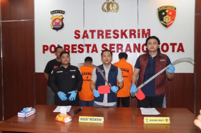 Dua tersangka yang diduga melakukan aksi tawuran di sekitar Jalan Simpang Cikutuk, Cipocok Jaya Kota Serang pada Rabu malam, 1 November 2023.