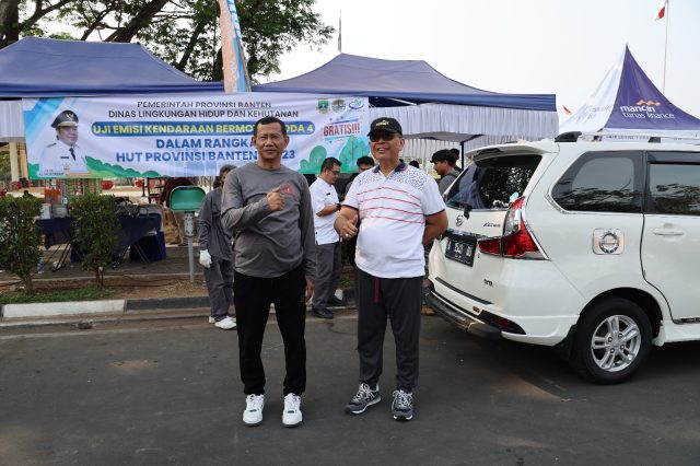 Kepala DLHK Wawan Gunawan (kiri) memantau jalannya uji emisi kendaraan bermotor roda empat di Kawasan Pusat Pemerintahan Provinsi Banten.