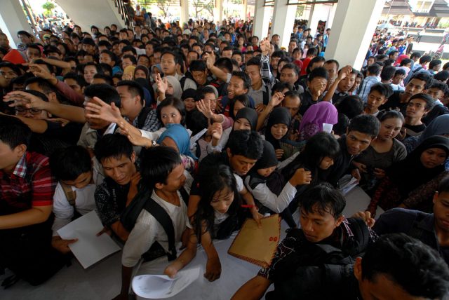 Para pencari kerja di Banten saat job fair.