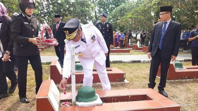 Upacara peringatan Hari Pahlawan yang digelar di Taman Makam Pahlawan (TMP) di Sadion Ciceri Maulana Yusuf, Kota Serang, Jumat (10/11/2023).