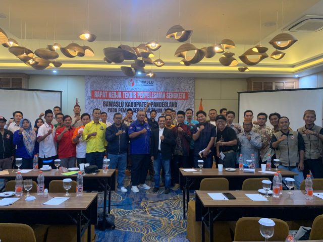 IMG-20231114-WA0030 Bawaslu Pandeglang bersama perwakilan Parpol peserta Pemilu berfoto bersama usai sosialisasi penyelesaian sengketa antar peserta di salah satu hotel yang ada di Pandeglang.