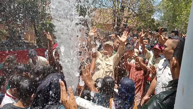Prabowo saat mandi bersama puluhan anak-anak.