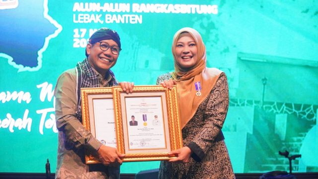 IMG-20231119-WA0010 Bupati Pandeglang Irna Narulita menerima lencana bakti pembangunan daerah dari Mentri PDTT Abdul Halim Iskandar.