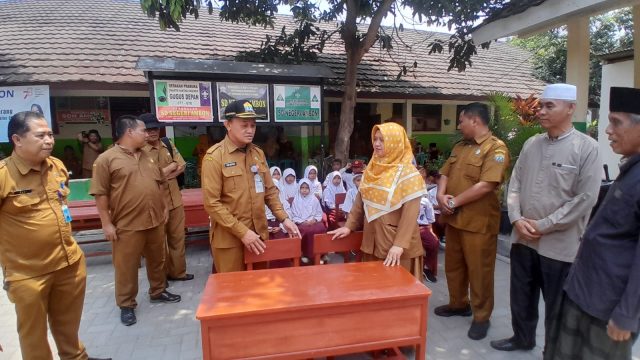 IMG-20231120-WA0061 Pemkot Serang melalui Asisten Daerah (Asda) II, Yudi Suryadi bersama Kepala Dinas Pendidikan dan Kebudayaan (Dindikbud) Kota Serang, Tubagus Suherman menyalurkan bantuan kursi dan meja baru untuk SDN Ambon di Kecamatan Kasemen, Kota Serang.