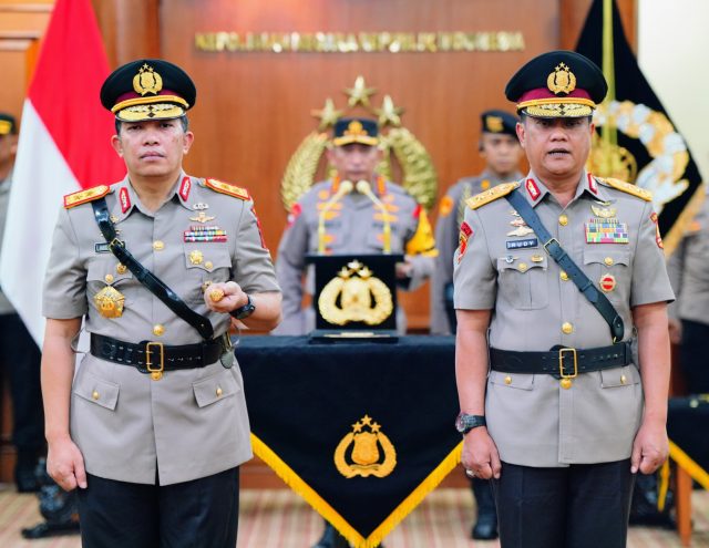 Pelantikan Irjen Pol Abdul Karim (kiri) sebagai Kapolda Banten.
