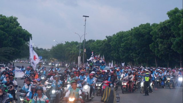 Ribuan buruh mengepung Kawasan Pusat Pemerintahan Provinsi Banten untuk melakukan aksi unjuk rasa menuntut UMK.
