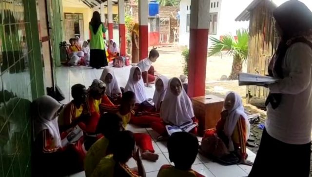 Siswa kelas 3 dan kelas 4 SDN Tugu 1 Cimanggu Pandeglang terpaksa belajar di teras kelas.