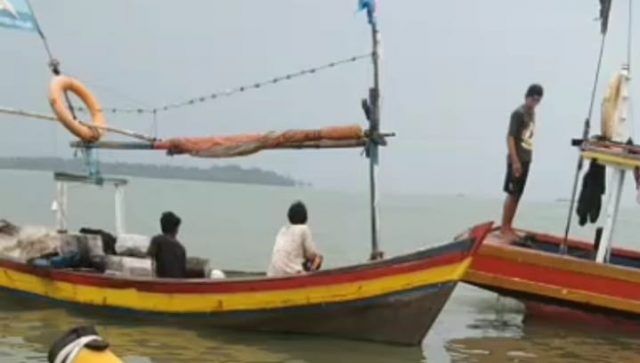 Nelayan Labuan Pandeglang sedang mencari nahkoda kapal yang terjatuh ke laut usai tersambar petir.