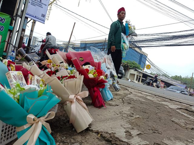 Penjual Karangan Bunga Menjajakan Dagangannya di Jalan Raya Puspitek, Tangerang Selatan, Minggu (10/12/2023).