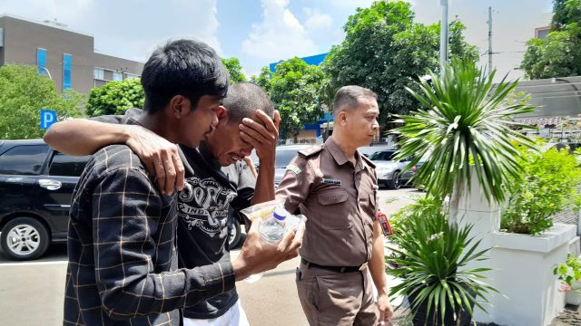 Muhyani pemilik kambing dipapah sang anak meninggalkan kantor Kejari Serang usai mendapatkan penangguhan penahanan.